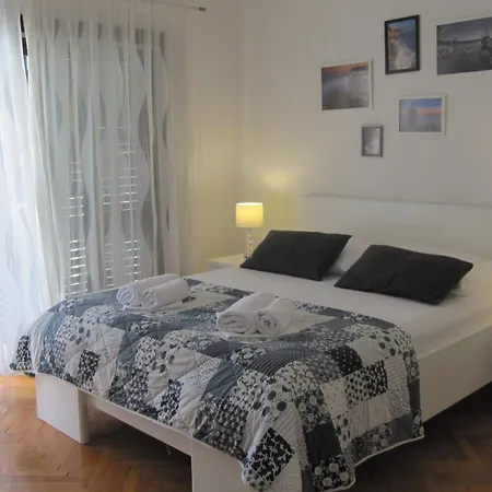 Guest house And With A Swimming Pool Brist, Makarska - 15620